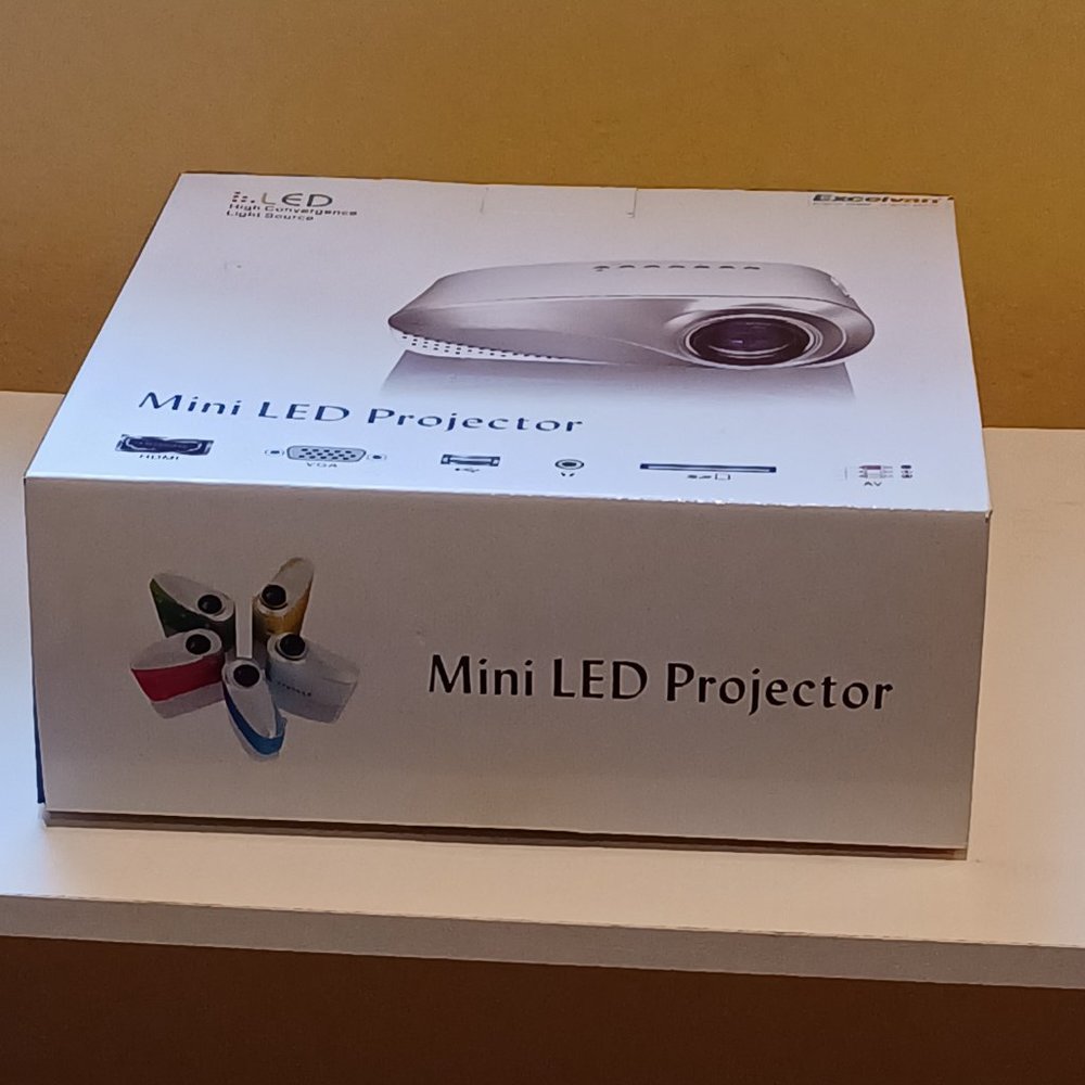Mini LED Projector - Picture 2 of 4